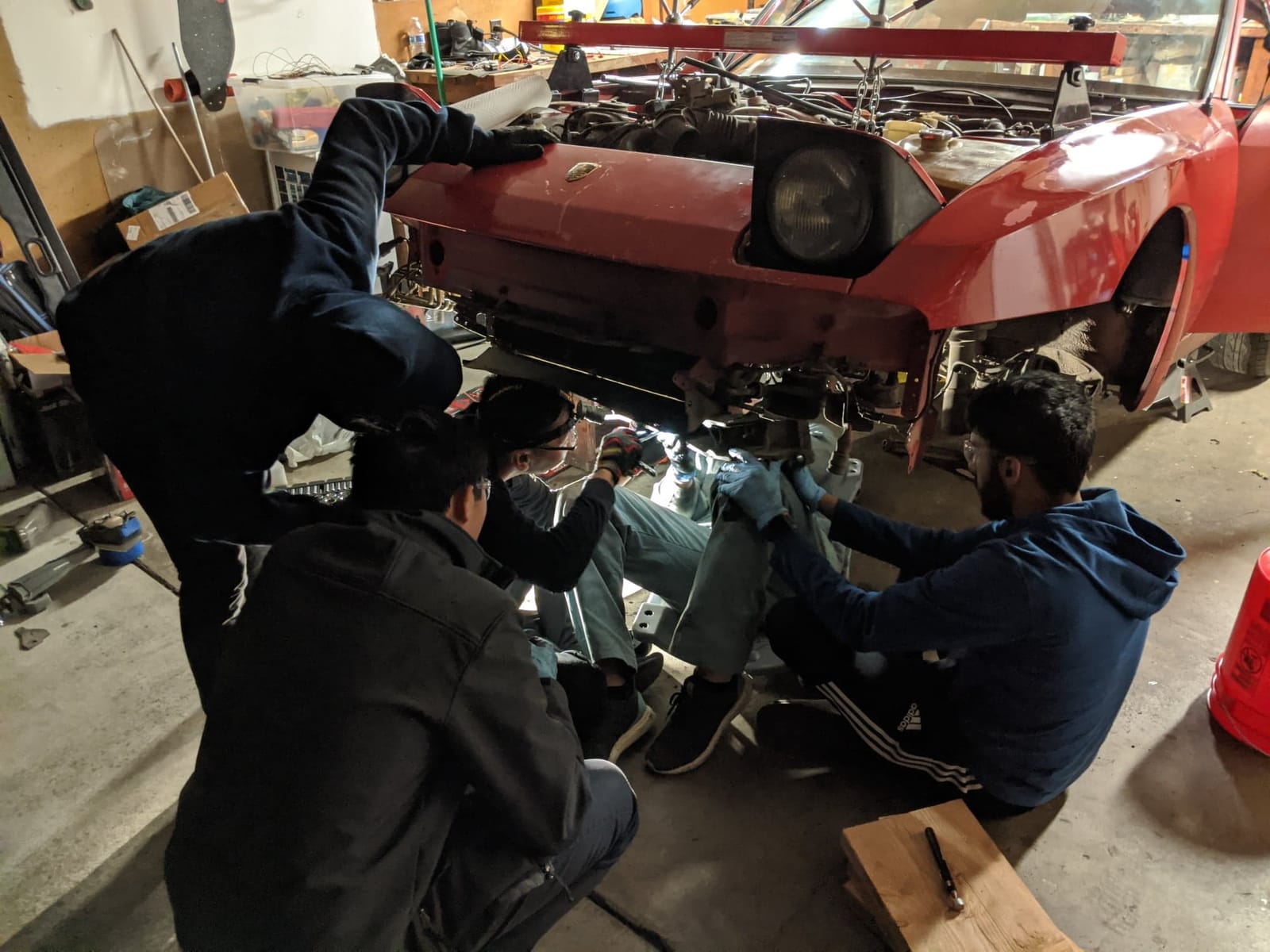 The crew working under the red 944